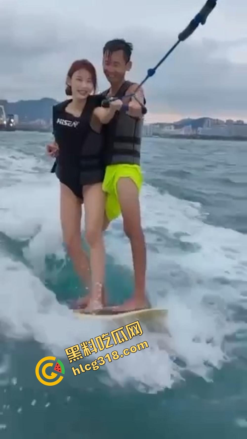 极品美女海边冲浪，比基尼裹不住大奶，教练见了直接支帐篷，裤裆顶出形状全场尴尬！  第9张