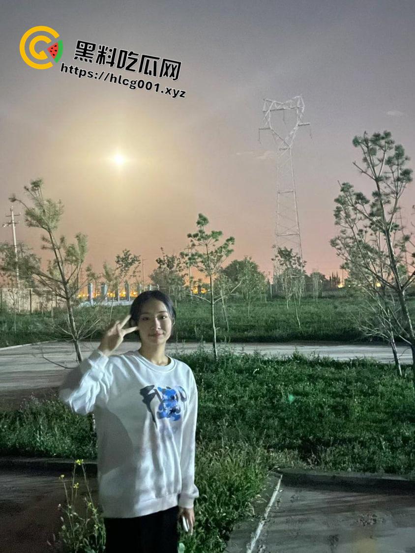 淫荡少妇趁着老公不在家和邻居偷情 穿上老公梦想的开档黑丝和隔壁老王猛干 视频遭流出  第3张