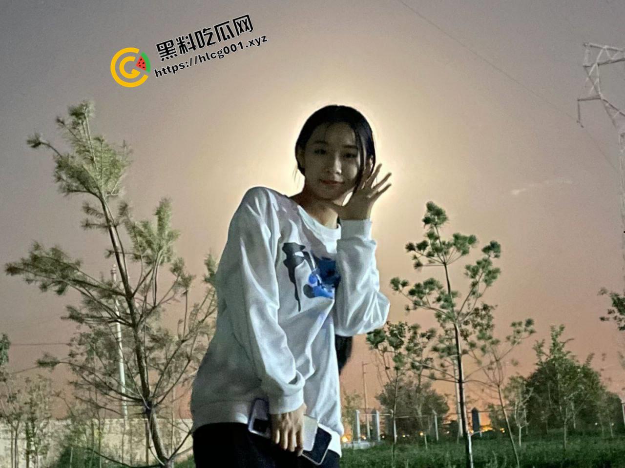 淫荡少妇趁着老公不在家和邻居偷情 穿上老公梦想的开档黑丝和隔壁老王猛干 视频遭流出  第4张