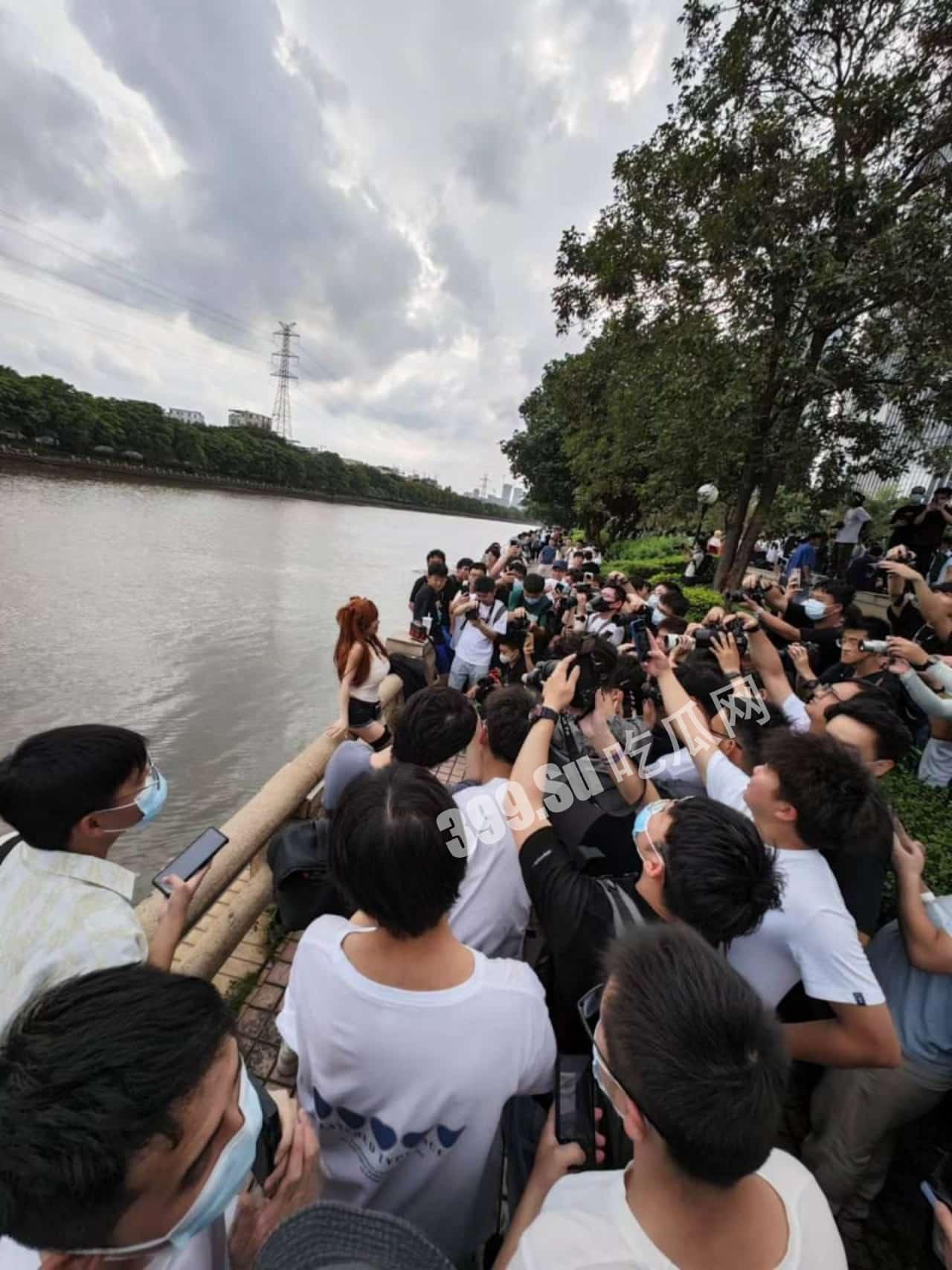 #吃瓜 #广州 #萤火虫动 漫展 外场，曾经在 #推特 上 援交 的coser由于举报被 警察 从现场直接带走，此举引发部分不满的宅男冲击了当地派出所要求放人  第6张