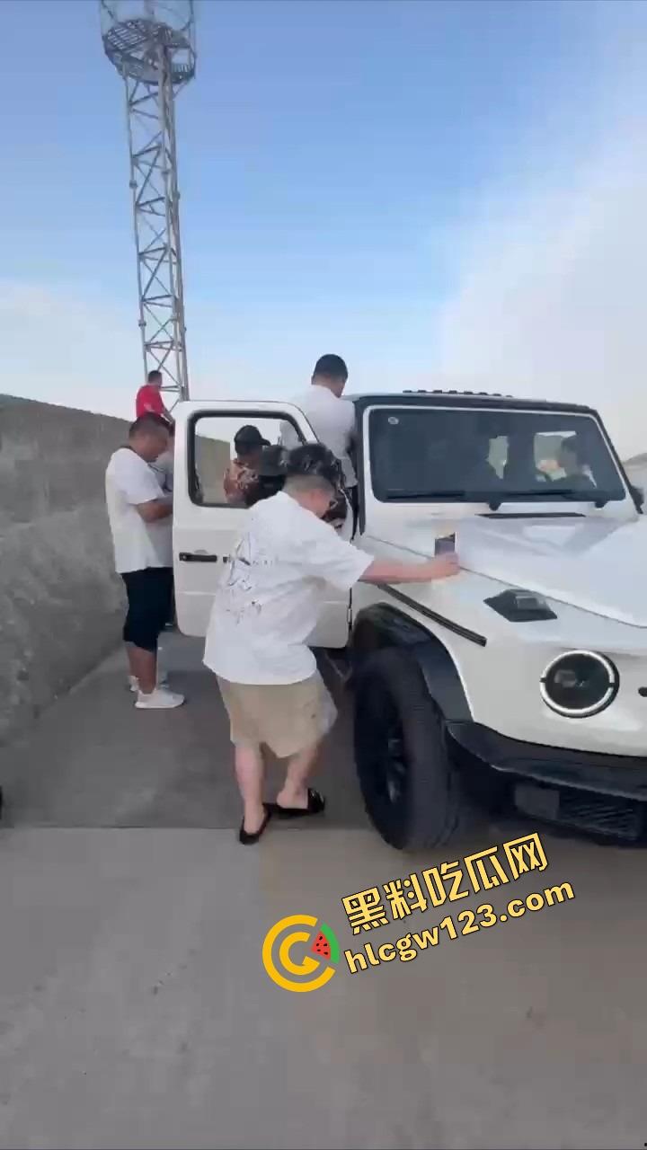 台州大G上演露逼艺术展，嫩模全裸捂奶撅逼，一群摄影湿围着喊再张开点，露奶捂逼拍到屁眼都见光！  第1张