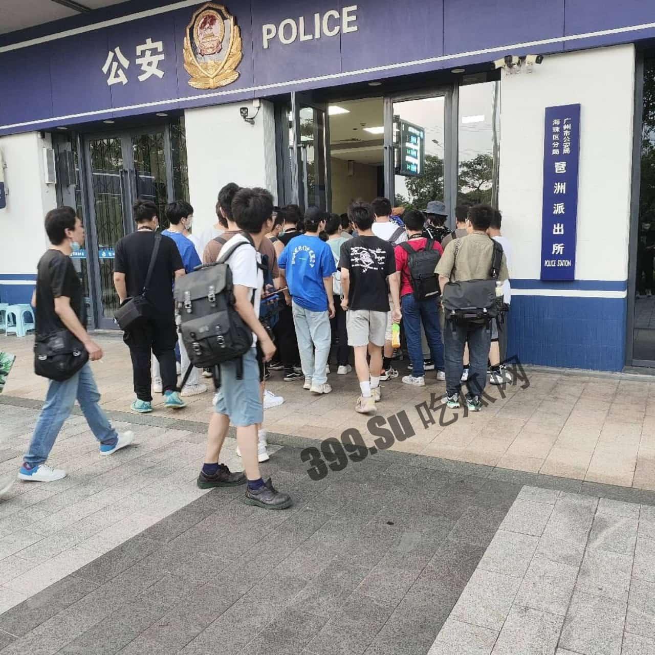 #吃瓜 #广州 #萤火虫动 漫展 外场，曾经在 #推特 上 援交 的coser由于举报被 警察 从现场直接带走，此举引发部分不满的宅男冲击了当地派出所要求放人  第7张