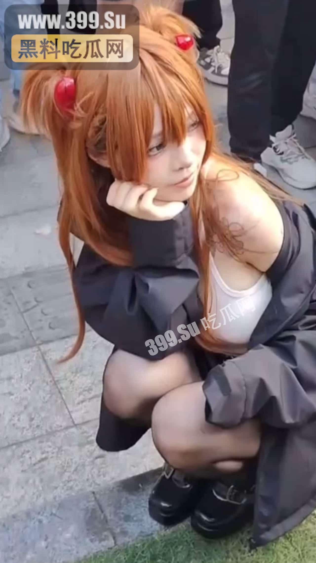 #吃瓜 #广州 #萤火虫动 漫展 外场，曾经在 #推特 上 援交 的coser由于举报被 警察 从现场直接带走，此举引发部分不满的宅男冲击了当地派出所要求放人  第9张