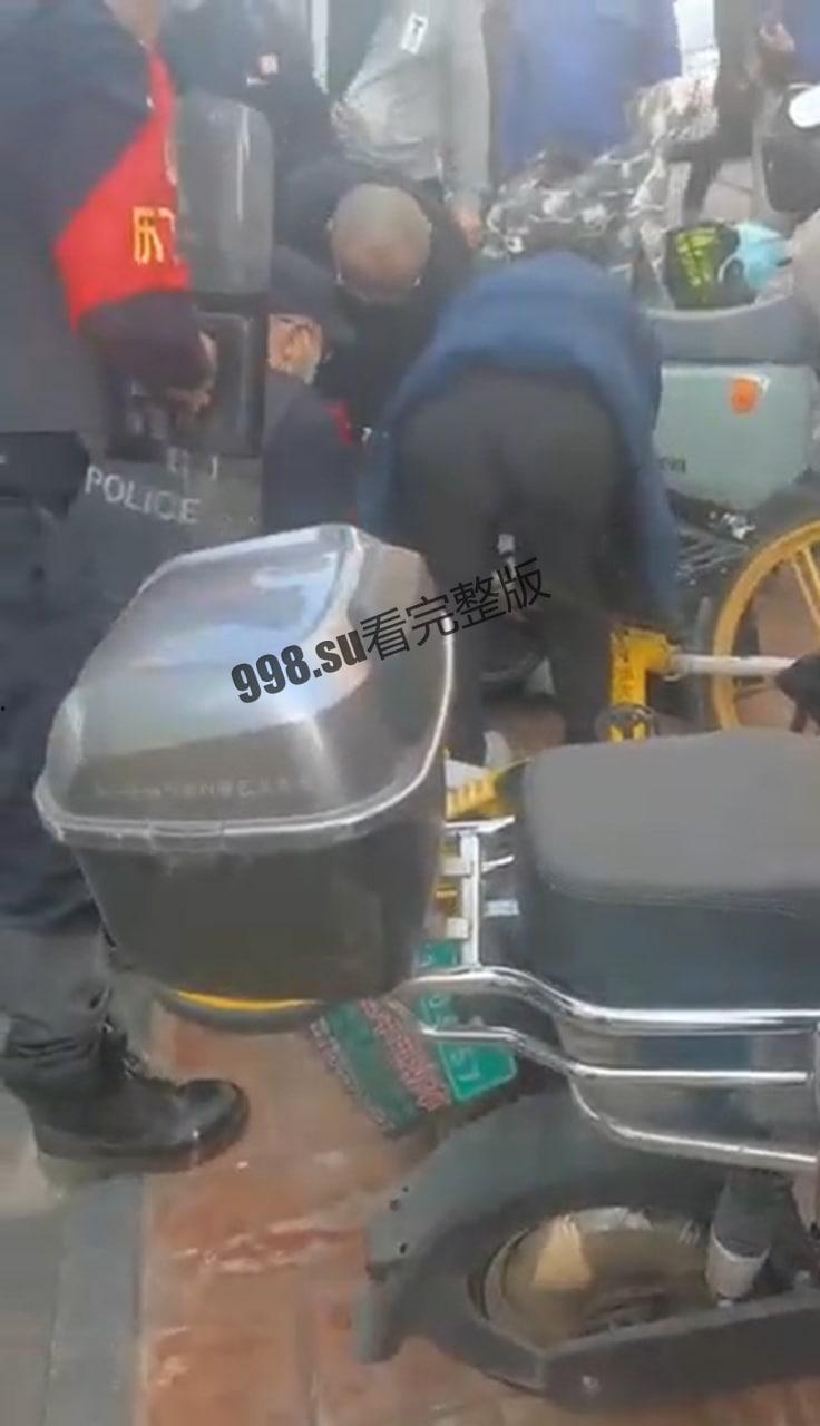 女子排队做核酸，被男子从身后割喉  第2张