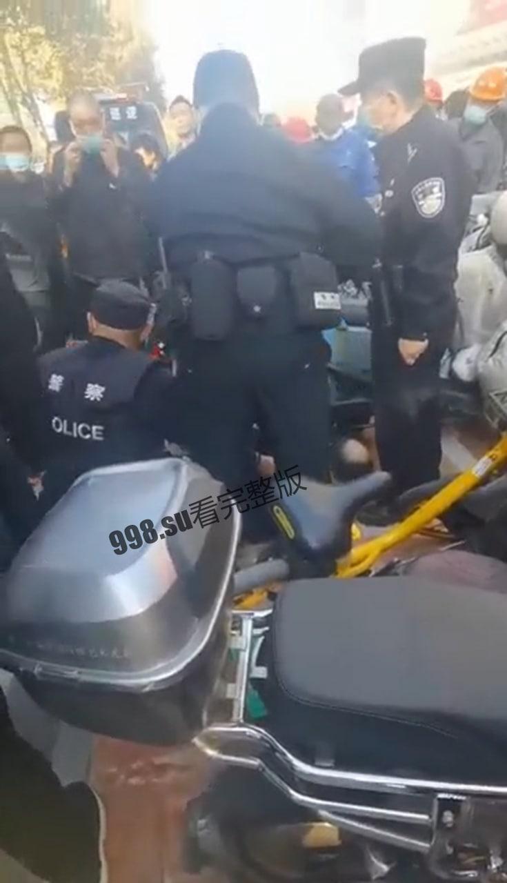 女子排队做核酸，被男子从身后割喉  第3张