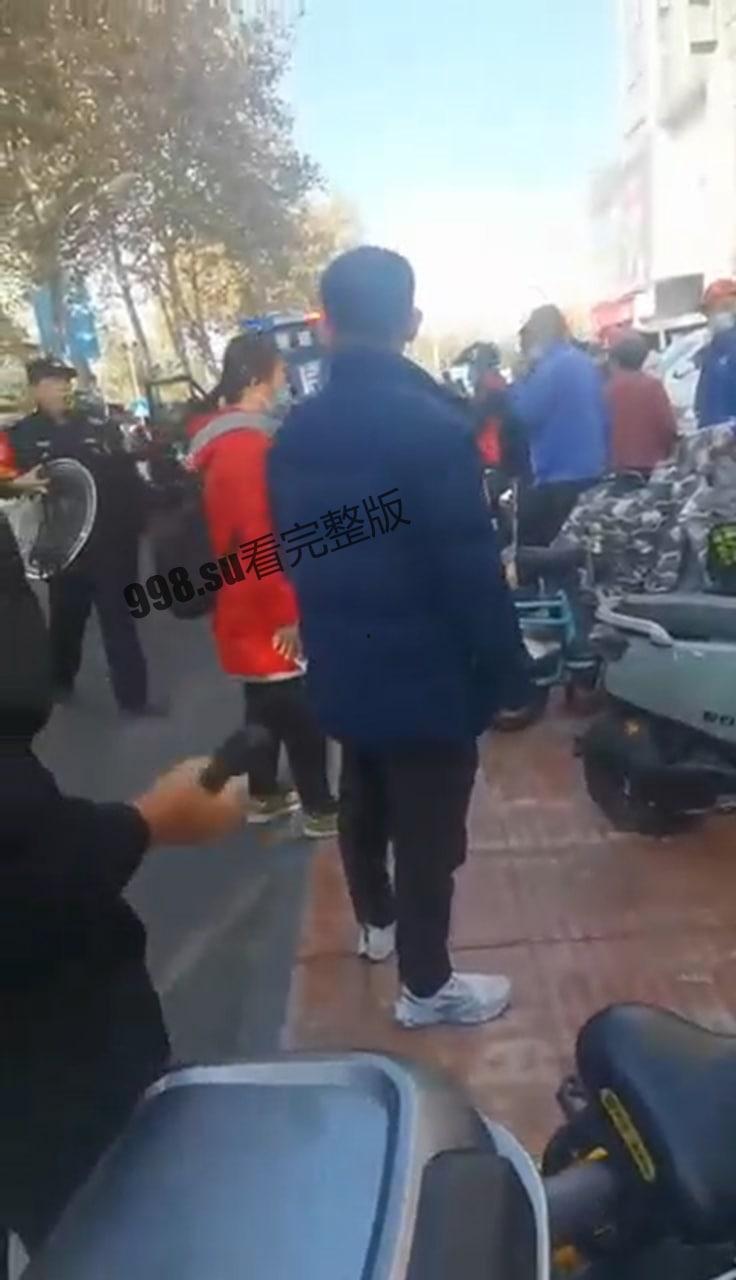 女子排队做核酸，被男子从身后割喉  第4张