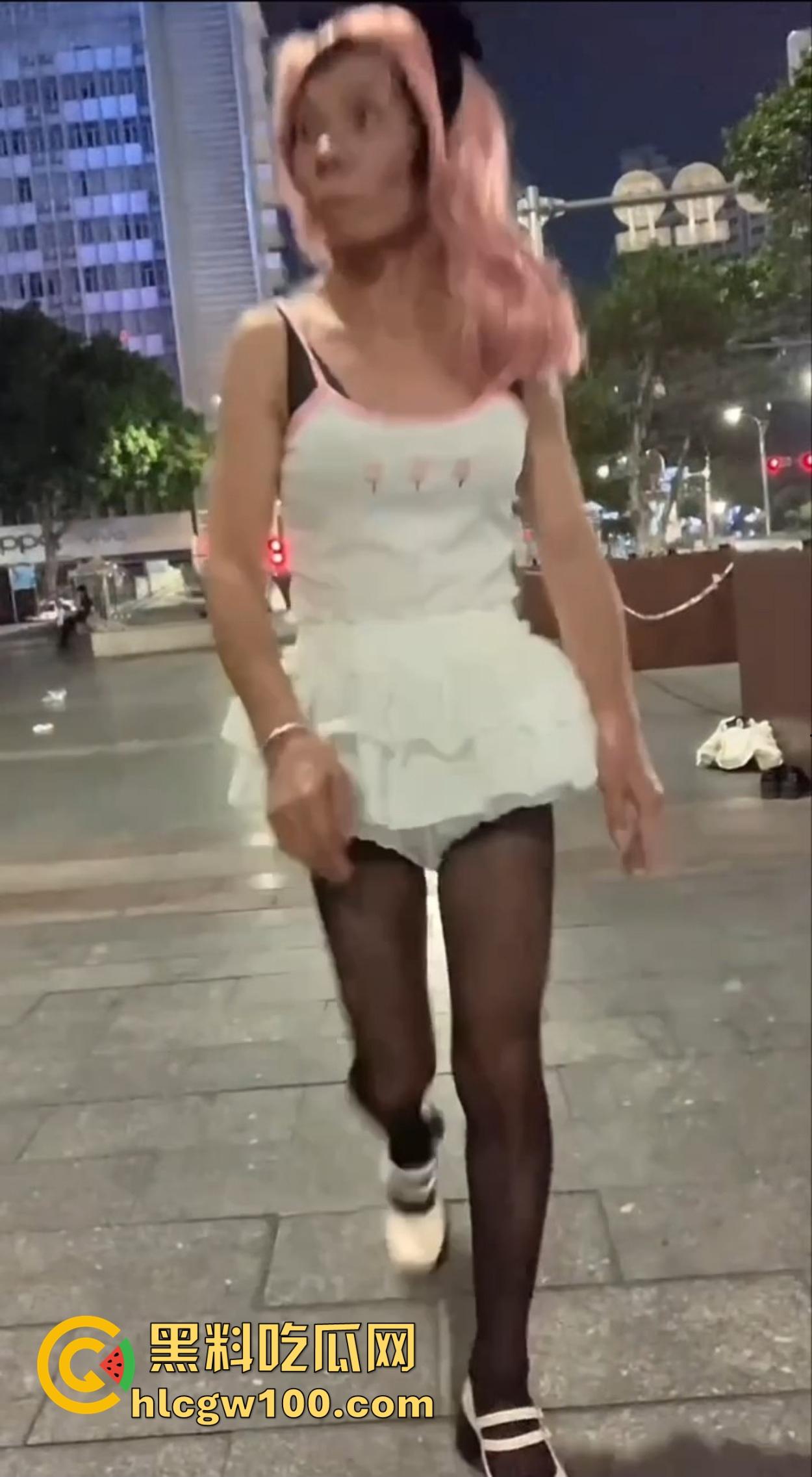 麦当劳门口深夜骚动，六旬大爷黑丝短裙深夜热舞震惊全网，粉发短裙辣眼睛，这套餐真难下嘴谁吃得下这道硬菜？  第1张