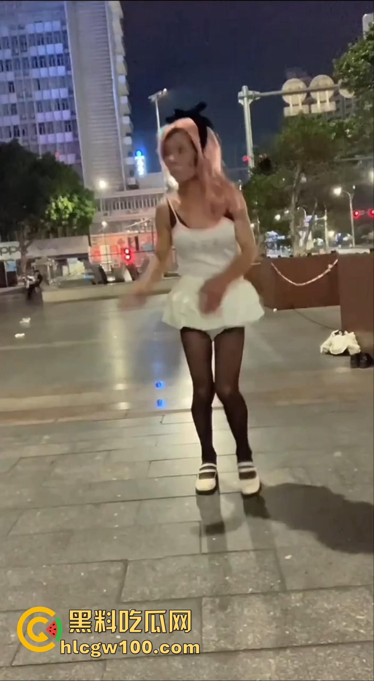 麦当劳门口深夜骚动，六旬大爷黑丝短裙深夜热舞震惊全网，粉发短裙辣眼睛，这套餐真难下嘴谁吃得下这道硬菜？  第2张