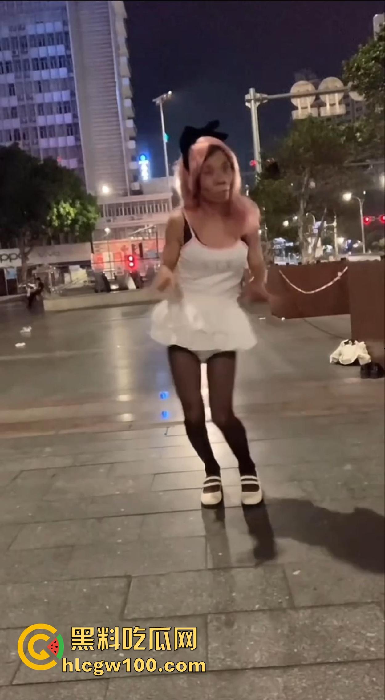 麦当劳门口深夜骚动，六旬大爷黑丝短裙深夜热舞震惊全网，粉发短裙辣眼睛，这套餐真难下嘴谁吃得下这道硬菜？  第3张