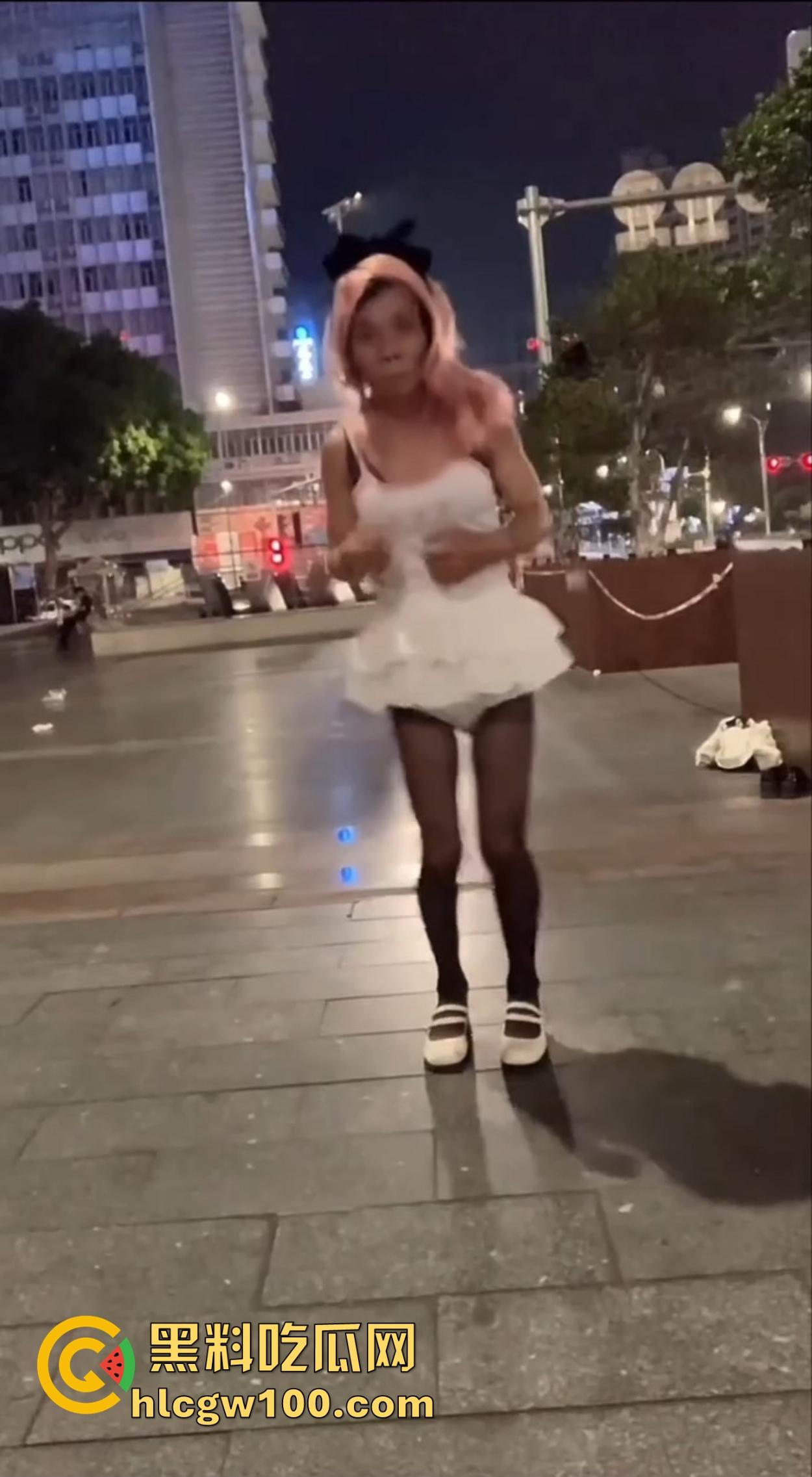 麦当劳门口深夜骚动，六旬大爷黑丝短裙深夜热舞震惊全网，粉发短裙辣眼睛，这套餐真难下嘴谁吃得下这道硬菜？  第4张