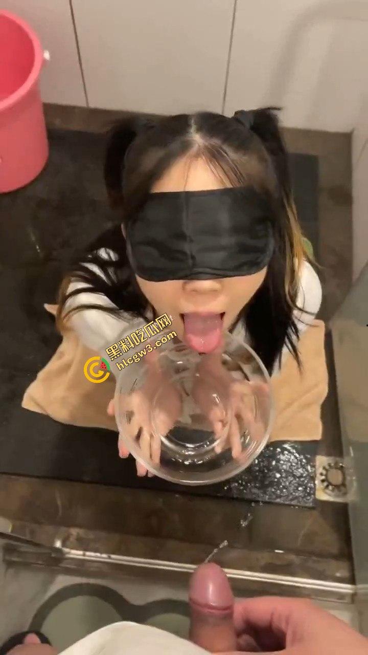 重口味大神调教反差小骚比，00后被绑凳子戴眼罩玩SM，高潮喝尿场面失控！  第1张