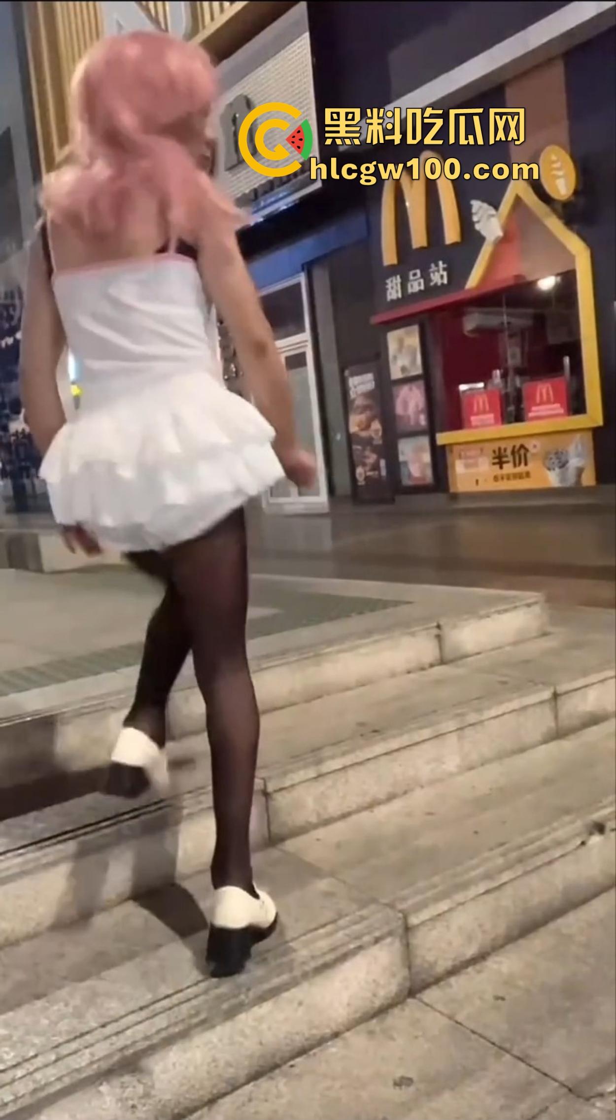 麦当劳门口深夜骚动，六旬大爷黑丝短裙深夜热舞震惊全网，粉发短裙辣眼睛，这套餐真难下嘴谁吃得下这道硬菜？  第7张