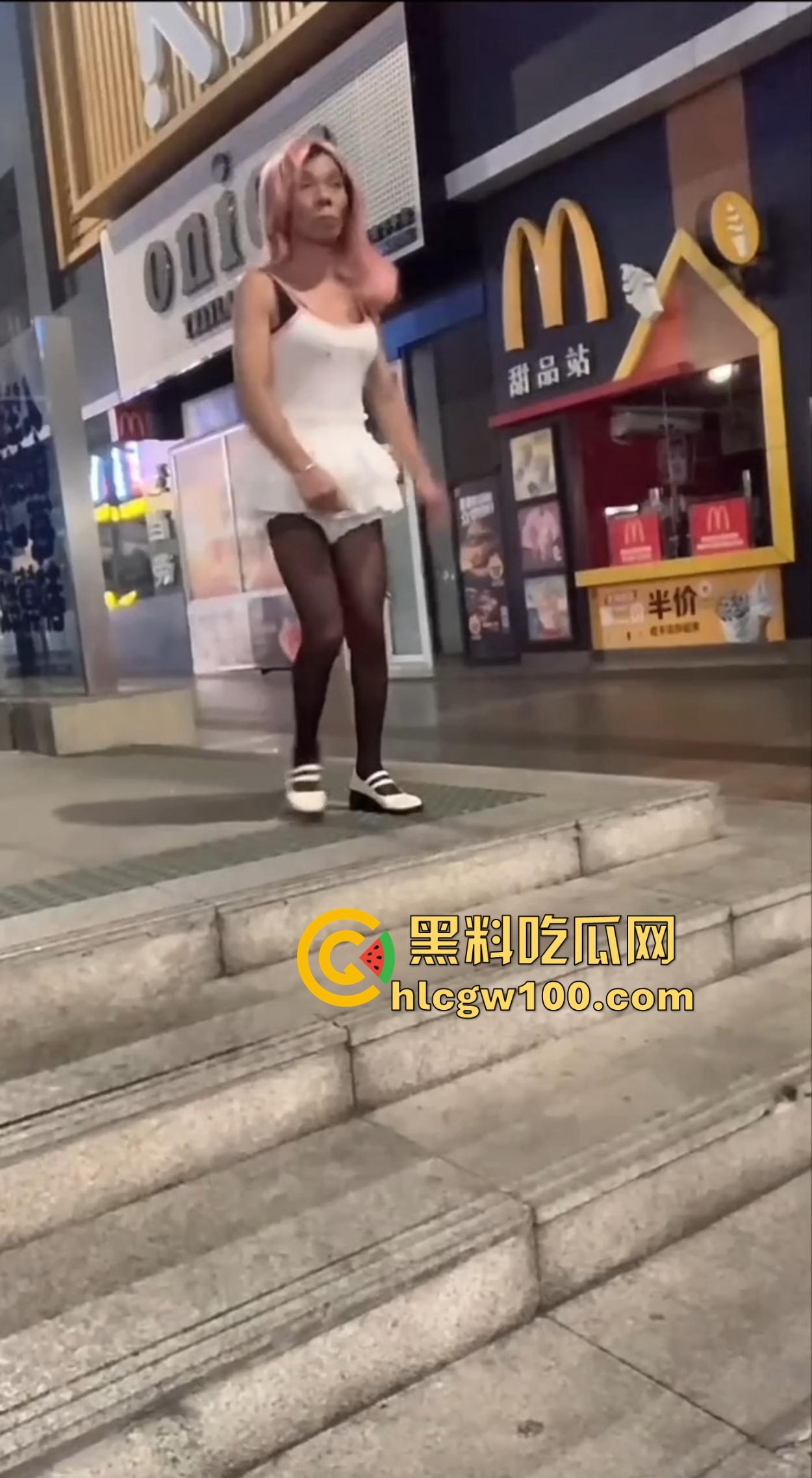 麦当劳门口深夜骚动，六旬大爷黑丝短裙深夜热舞震惊全网，粉发短裙辣眼睛，这套餐真难下嘴谁吃得下这道硬菜？  第8张