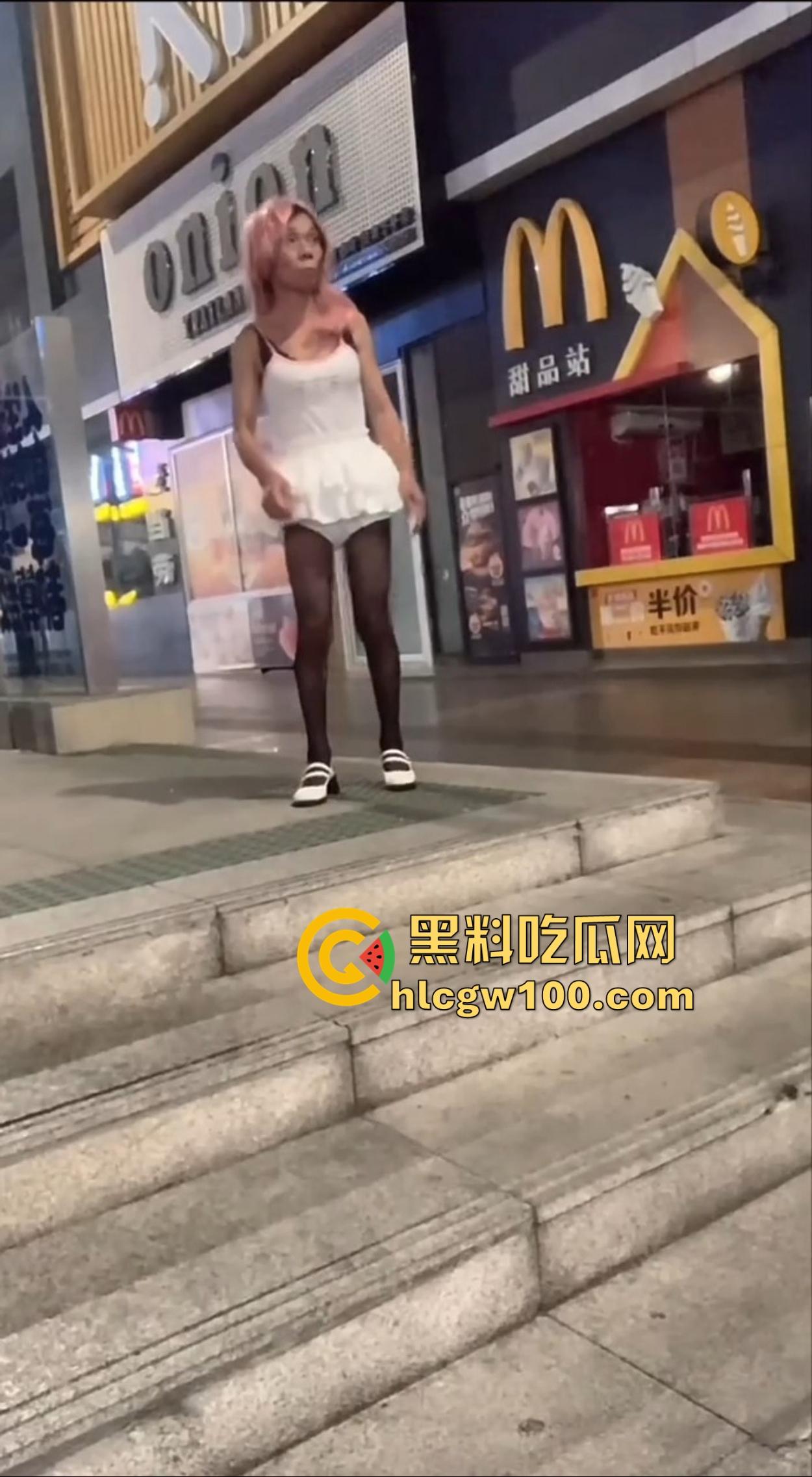 麦当劳门口深夜骚动，六旬大爷黑丝短裙深夜热舞震惊全网，粉发短裙辣眼睛，这套餐真难下嘴谁吃得下这道硬菜？  第9张
