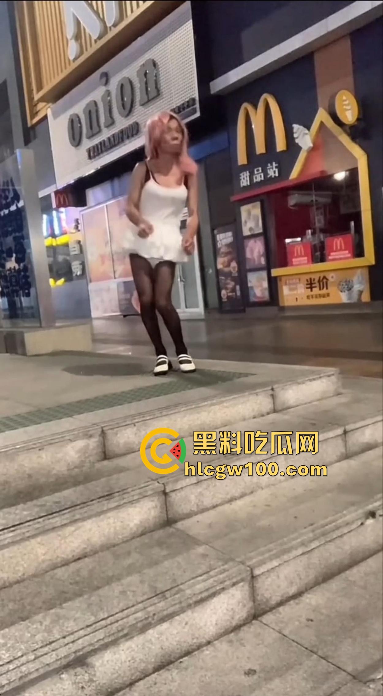 麦当劳门口深夜骚动，六旬大爷黑丝短裙深夜热舞震惊全网，粉发短裙辣眼睛，这套餐真难下嘴谁吃得下这道硬菜？  第10张