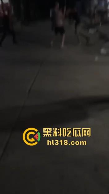 江西樟树精神小伙大火拼！多名男子发生争吵后持刀斗殴，男子被砍到脖子血流一地，真猛啊！  第1张