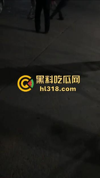 江西樟树精神小伙大火拼！多名男子发生争吵后持刀斗殴，男子被砍到脖子血流一地，真猛啊！  第2张