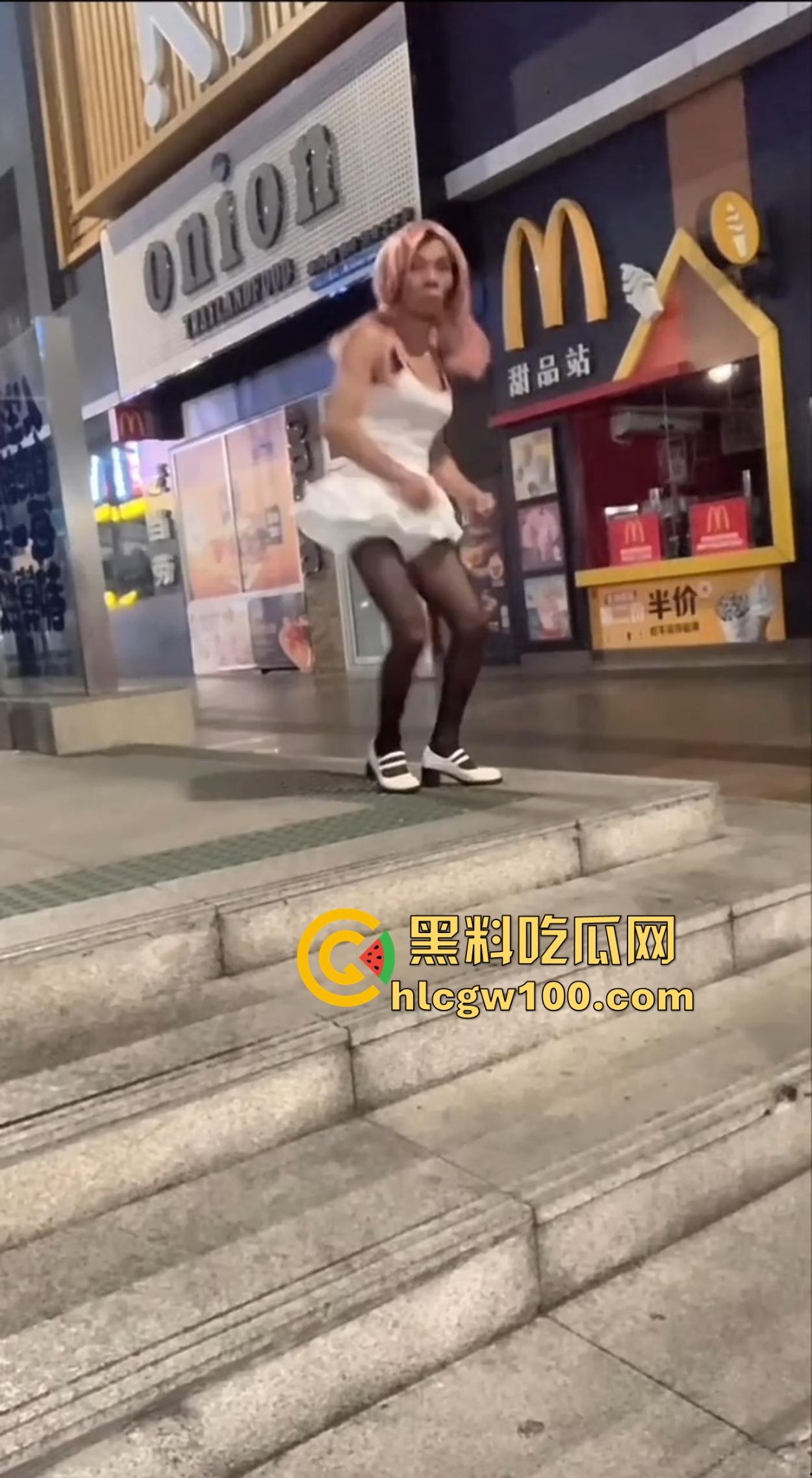 麦当劳门口深夜骚动，六旬大爷黑丝短裙深夜热舞震惊全网，粉发短裙辣眼睛，这套餐真难下嘴谁吃得下这道硬菜？  第11张