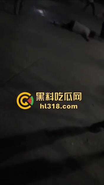 江西樟树精神小伙大火拼！多名男子发生争吵后持刀斗殴，男子被砍到脖子血流一地，真猛啊！  第3张