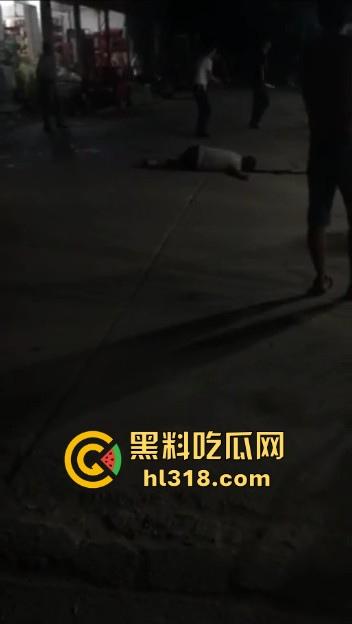 江西樟树精神小伙大火拼！多名男子发生争吵后持刀斗殴，男子被砍到脖子血流一地，真猛啊！  第4张