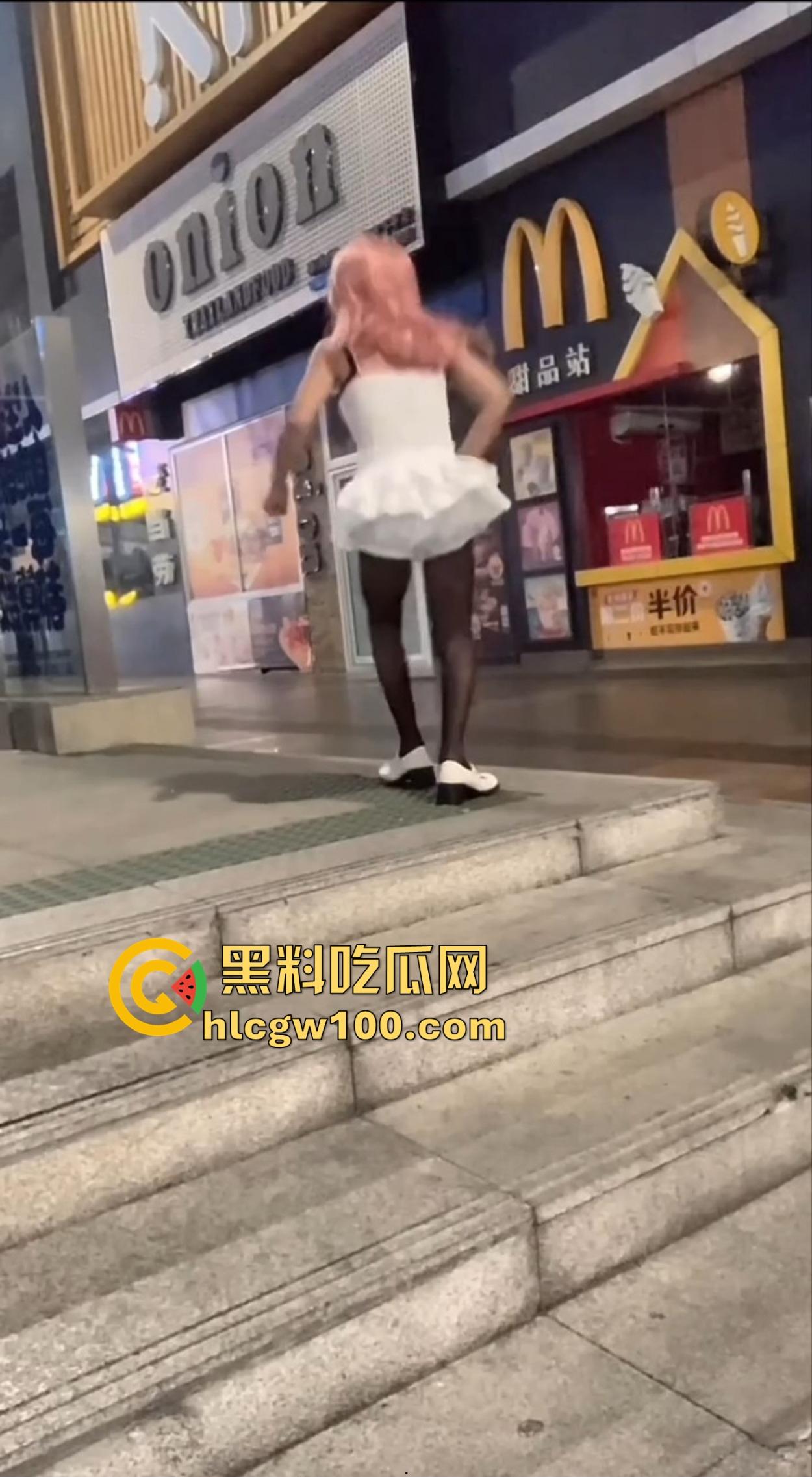 麦当劳门口深夜骚动，六旬大爷黑丝短裙深夜热舞震惊全网，粉发短裙辣眼睛，这套餐真难下嘴谁吃得下这道硬菜？  第12张