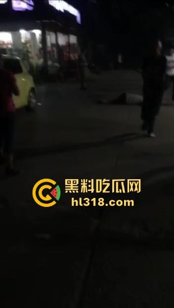 江西樟树精神小伙大火拼！多名男子发生争吵后持刀斗殴，男子被砍到脖子血流一地，真猛啊！  第5张