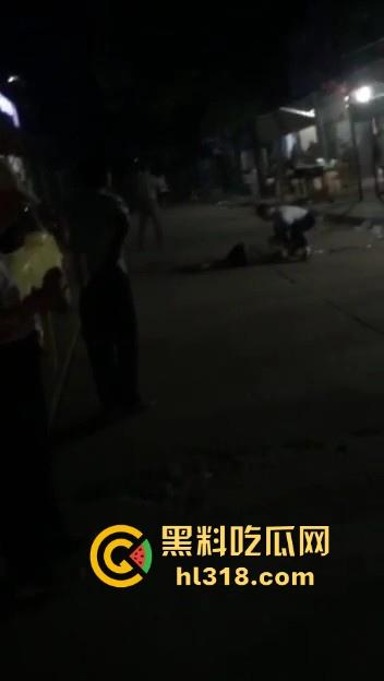 江西樟树精神小伙大火拼！多名男子发生争吵后持刀斗殴，男子被砍到脖子血流一地，真猛啊！  第6张