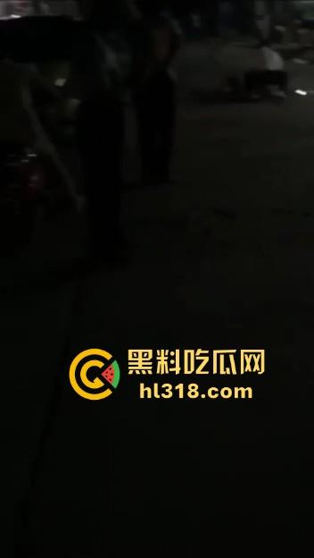 江西樟树精神小伙大火拼！多名男子发生争吵后持刀斗殴，男子被砍到脖子血流一地，真猛啊！  第7张