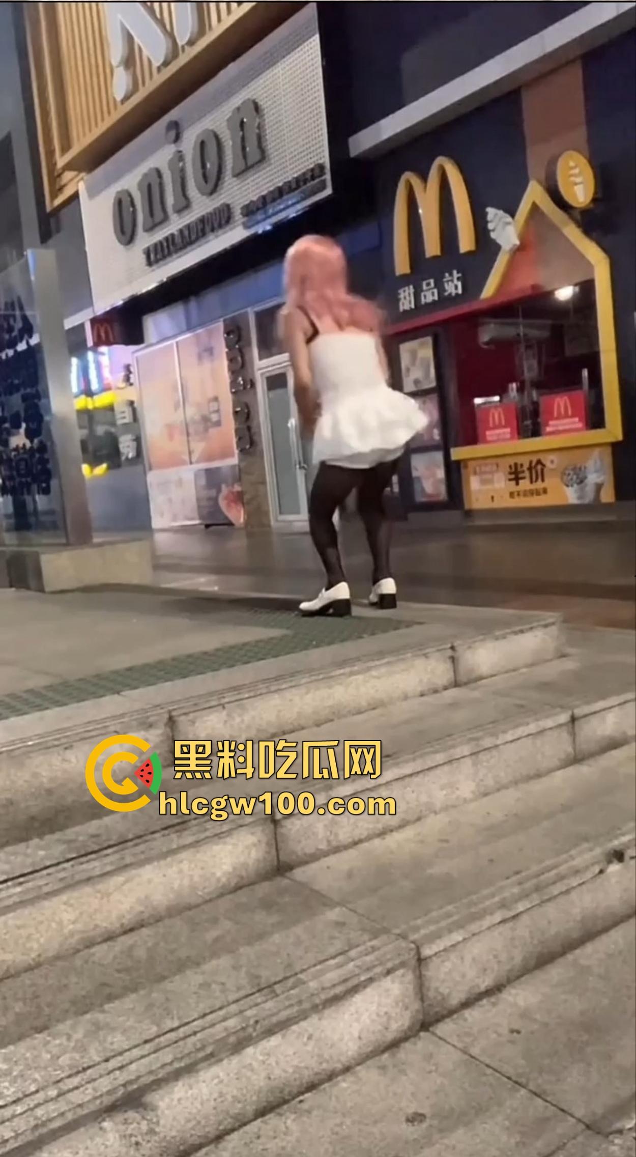 麦当劳门口深夜骚动，六旬大爷黑丝短裙深夜热舞震惊全网，粉发短裙辣眼睛，这套餐真难下嘴谁吃得下这道硬菜？  第13张