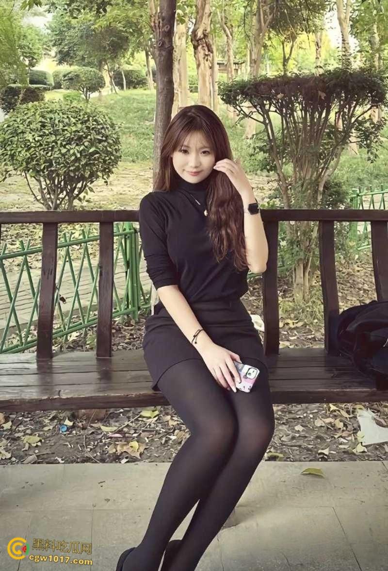 上海高颜值外围【郑亚馨】5万包夜卖身金主，高端会所群P淫片曝光，露脸群交被三男颜射！  第1张