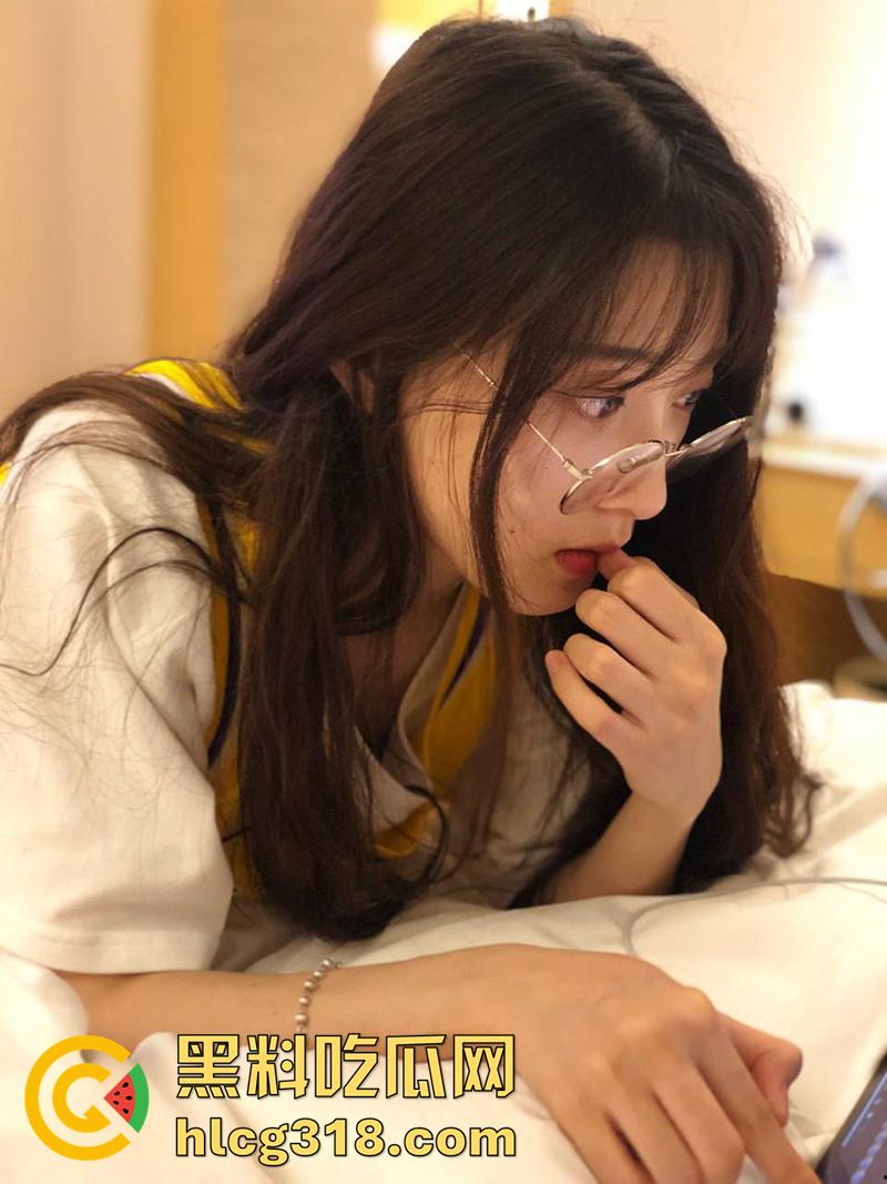 苏州财经大学【张薇薇】，身材纤细大奶校花，被曝为钱私下兼职卖淫，被金主爆操无毛嫩穴！  第1张