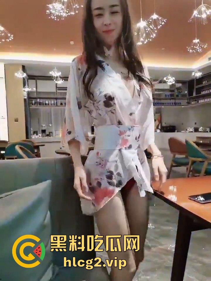 酒店大堂惊现舔脚狂魔！大堂小姐姐目瞪口呆不敢相信！  第2张