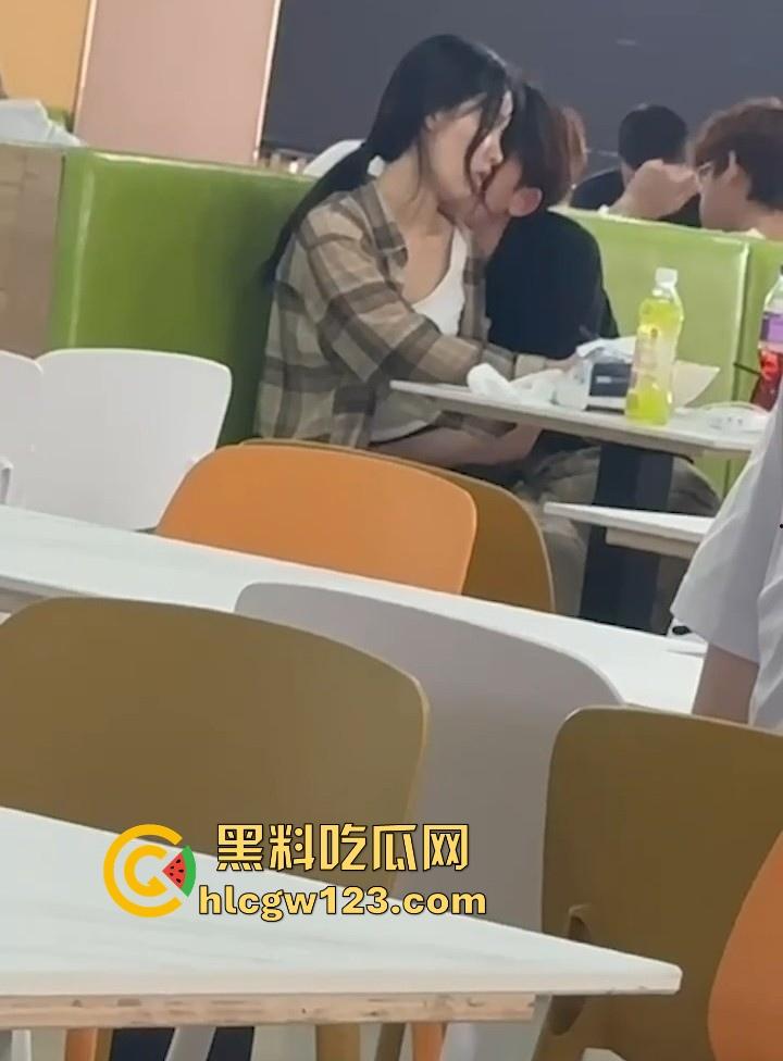 吉林建筑大学材料学院 情侣食堂上演辣眼戏码 女友大胆帮男友导管 被网友们扒出正面真容！  第3张