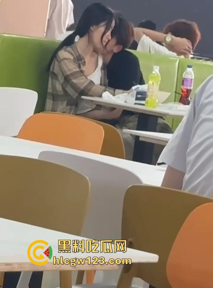 吉林建筑大学材料学院 情侣食堂上演辣眼戏码 女友大胆帮男友导管 被网友们扒出正面真容！  第4张