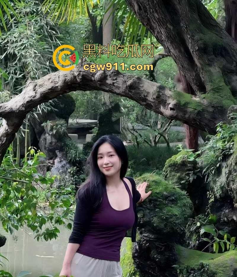 与大奶嫂子户外打野炮，正进入状态激战正酣，突然有人过来，吓得赶紧内射，户外就是刺激！  第1张