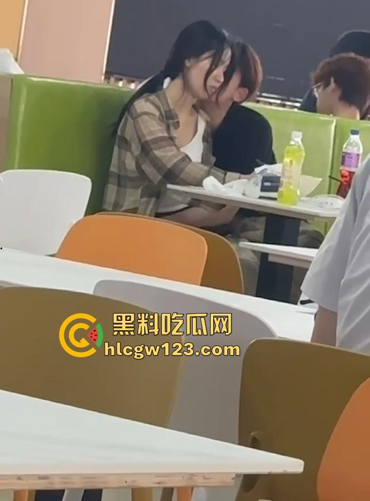 吉林建筑大学材料学院 情侣食堂上演辣眼戏码 女友大胆帮男友导管 被网友们扒出正面真容！  第5张