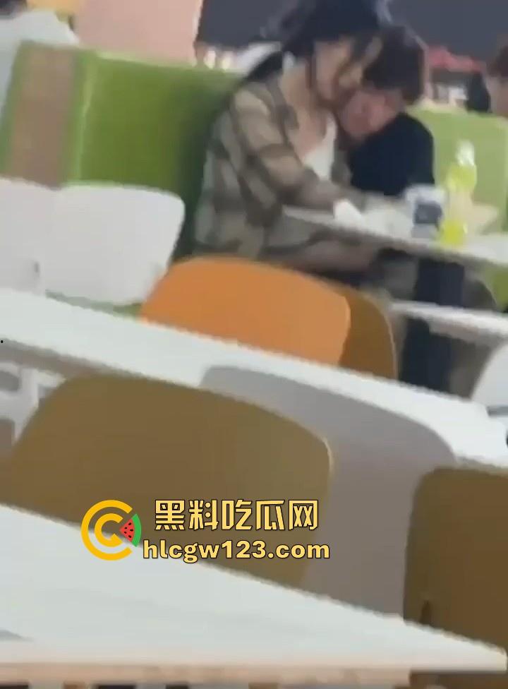 吉林建筑大学材料学院 情侣食堂上演辣眼戏码 女友大胆帮男友导管 被网友们扒出正面真容！  第6张