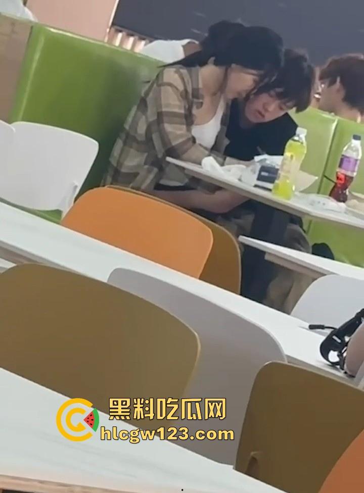 吉林建筑大学材料学院 情侣食堂上演辣眼戏码 女友大胆帮男友导管 被网友们扒出正面真容！  第7张