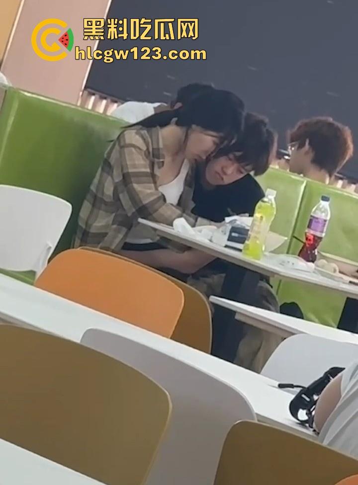 吉林建筑大学材料学院 情侣食堂上演辣眼戏码 女友大胆帮男友导管 被网友们扒出正面真容！  第8张