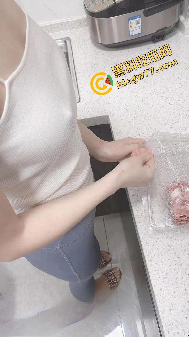 海角神帖！隔壁小嫂子忽冷忽热，灰瑜伽裤白吊带撩人装，摇着小屁股做香锅，整得人心火难安！  第4张