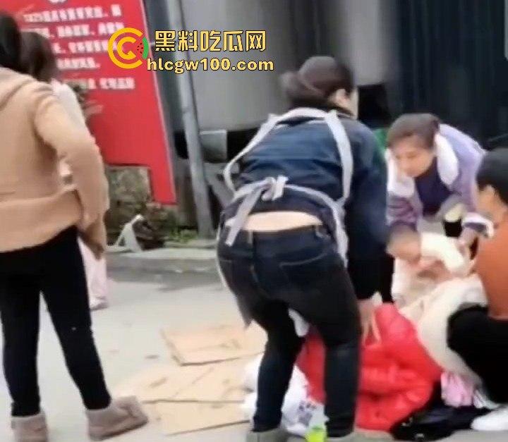 海南孕妇突然临产，围观群众路人见其纷纷帮忙，孩子顺利出生！！！  第1张