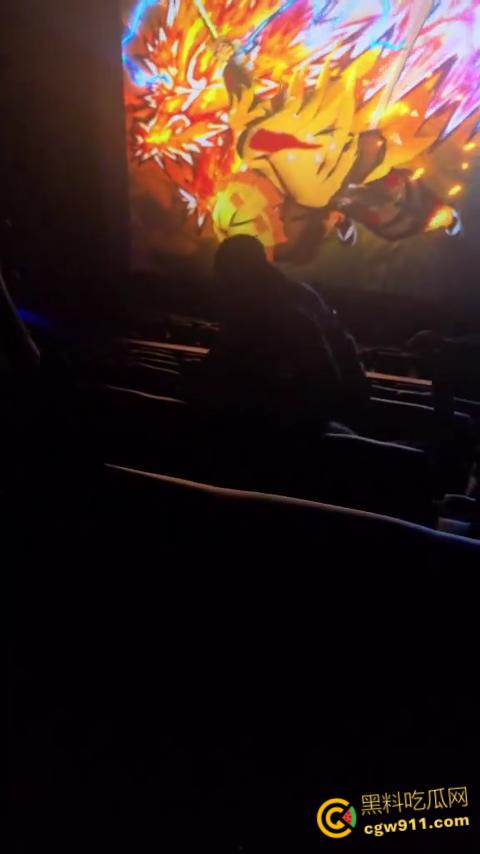 美国太阳谷AMC影院斗殴，一男子观影时当众小便，溅到邻座引起愤怒，遭观众围殴打得鼻青脸肿！  第4张