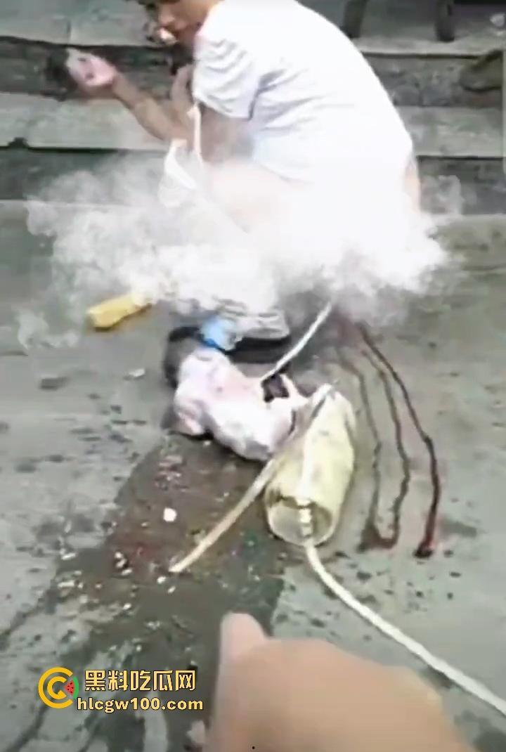 海南孕妇突然临产，围观群众路人见其纷纷帮忙，孩子顺利出生！！！  第2张