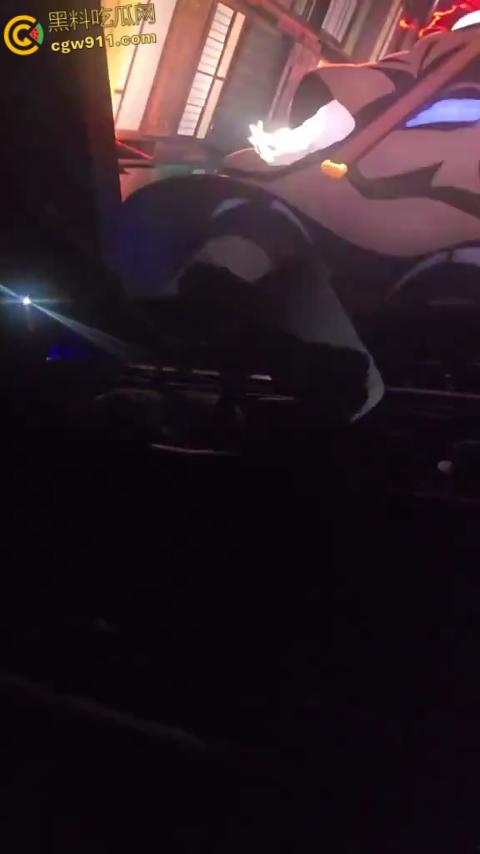 美国太阳谷AMC影院斗殴，一男子观影时当众小便，溅到邻座引起愤怒，遭观众围殴打得鼻青脸肿！  第5张