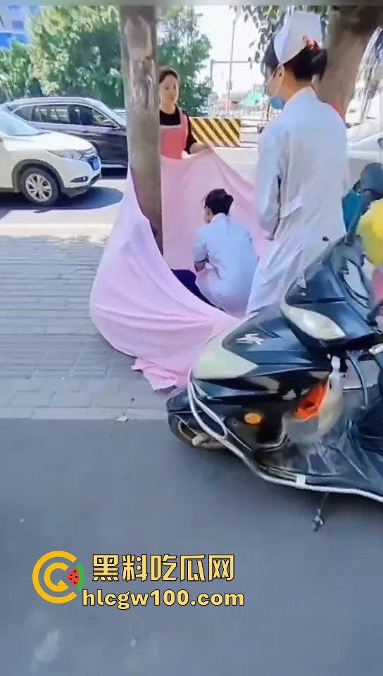 海南孕妇突然临产，围观群众路人见其纷纷帮忙，孩子顺利出生！！！  第3张