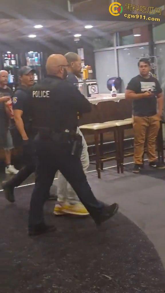 美国太阳谷AMC影院斗殴，一男子观影时当众小便，溅到邻座引起愤怒，遭观众围殴打得鼻青脸肿！  第7张