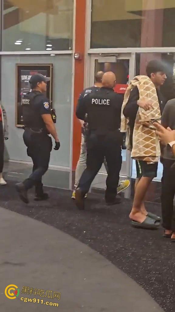 美国太阳谷AMC影院斗殴，一男子观影时当众小便，溅到邻座引起愤怒，遭观众围殴打得鼻青脸肿！  第8张