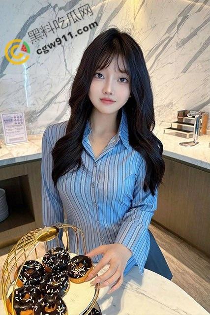 海角兄妹乱伦：房间偷操清纯表妹，书桌上玩弄着极品嫩穴，大屌粗暴入侵，最后口爆颜射，春光无限！  第1张