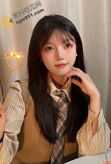 海角兄妹乱伦：房间偷操清纯表妹，书桌上玩弄着极品嫩穴，大屌粗暴入侵，最后口爆颜射，春光无限！  第2张