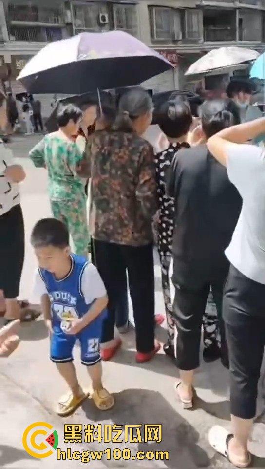 海南孕妇突然临产，围观群众路人见其纷纷帮忙，孩子顺利出生！！！  第7张